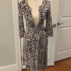 DVF Melicent Wrap Dress size 2 (fits like size 0)